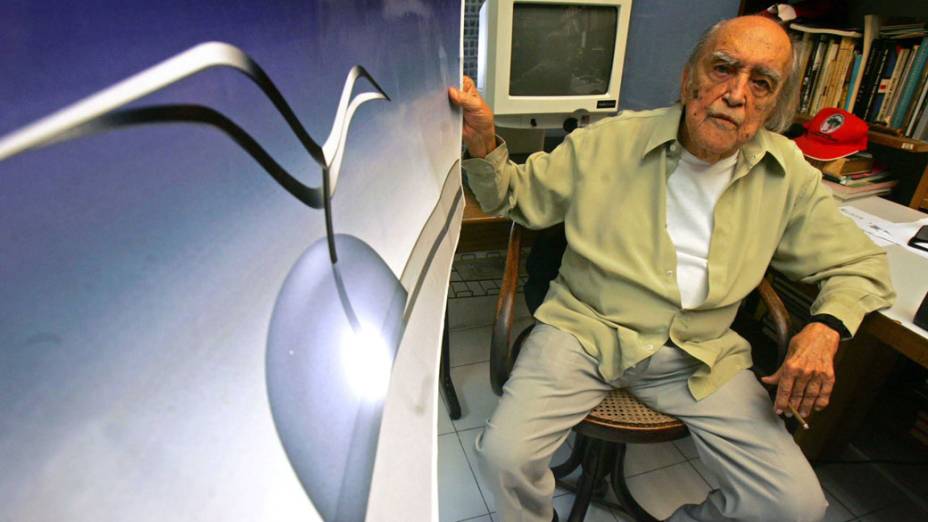 2005 - Oscar Niemeyer durante entrevista em seu escritório em Copacabana, no Rio de Janeiro