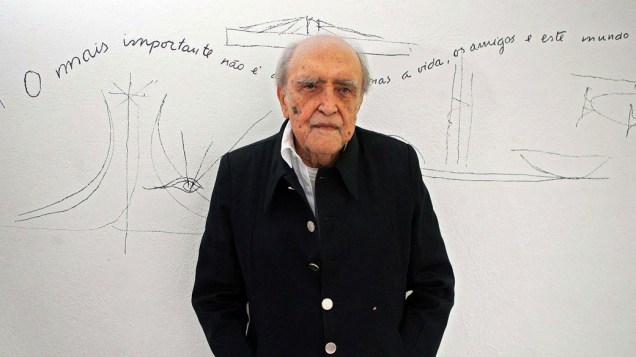2005 - Oscar Niemeyer durante entrevista em seu escritório em Copacabana, no Rio de Janeiro