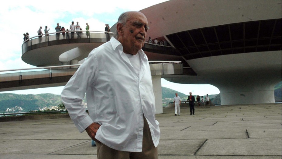 2007 - Arquiteto Oscar Niemeyer posa em frente ao MAC - Museu de Arte Contemporânea na semana em que completou 100 anos<br>   