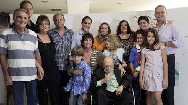 2011 - Oscar Niemeyer cercado com a família na comemoração do seu aniversário de 104 anos