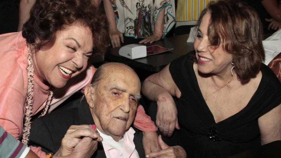 2012 - Miúcha, Oscar Niemeyer e a esposa, no show de Chico Buarque de Hollanda, no Vivo Rio