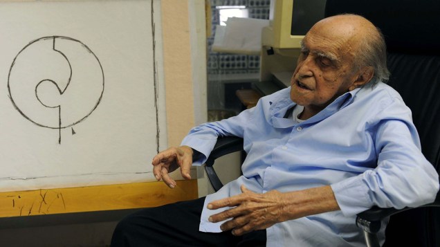 2009 - Arquiteto Oscar Niemeyer durante seu aniversário de 102 anos em seu escritório em Copacabana, no Rio de Janeiro