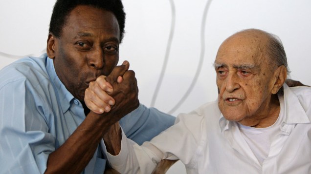 2010 - Pelé e Oscar Niemeyer posam para foto durante entrevista no Rio de Janeiro