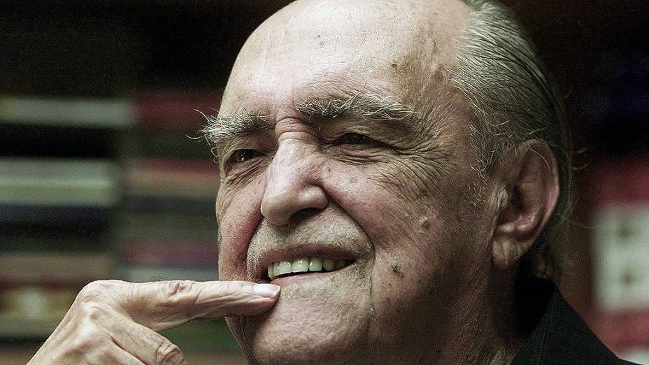 Niemeyer posa para foto no seu estúdio, Copacabana, em 2007