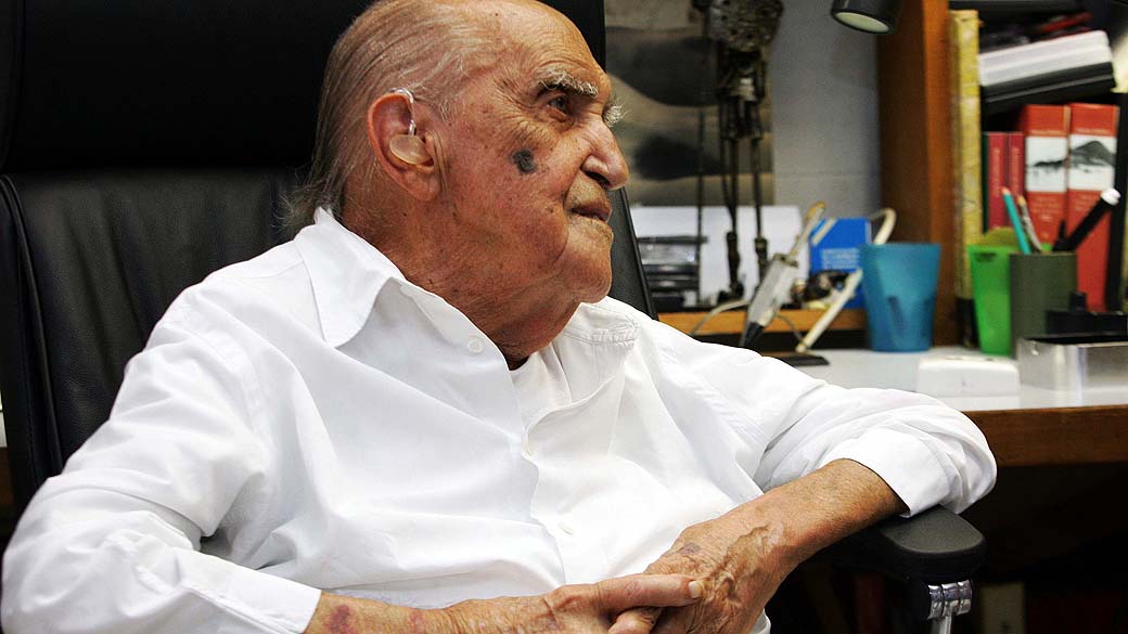 O arquiteto Oscar Niemeyer durante encontro com o então governador de Minas Gerais, Aécio Neves, em seu escritório em Copacabana