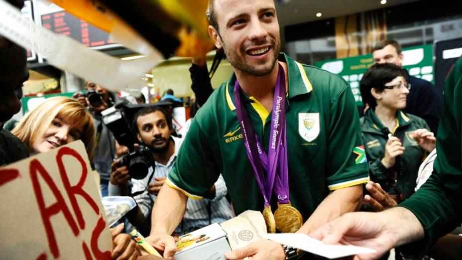 Oscar Pistorius é homenageado no retorno à África do Sul depois da participação na Paralimpíada de Londres-2012