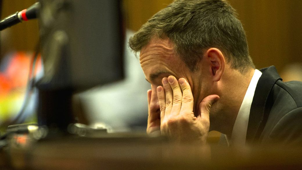 Oscar Pistorius se desculpa pela morte de Reeva Steenkamp em seu julgamento, em Pretória