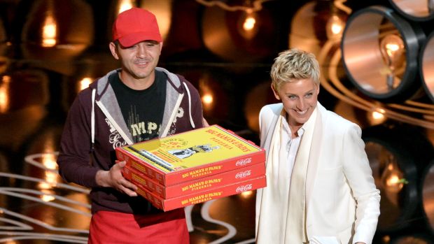 O entregador de pizza Edgar Martirosyan e a apresentadora do Oscar 2014 Ellen DeGeneres: Propaganda de graça que vale 10 milhões de dólares