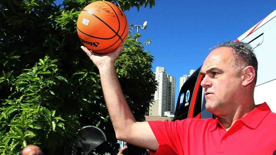 O ex-jogador de basquete, Oscar Schmidt durante evento na Praça da Estação em Belo Horizonte (MG)