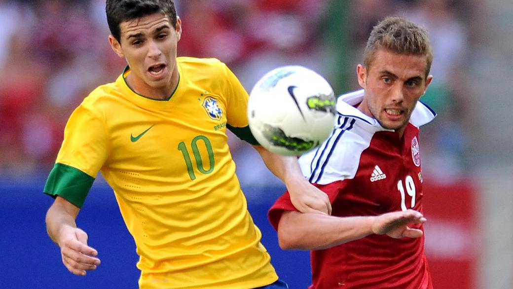 Oscar defendendo a seleção brasileira em amistoso contra a Dinamarca, em Hamburgo, na Alemanha