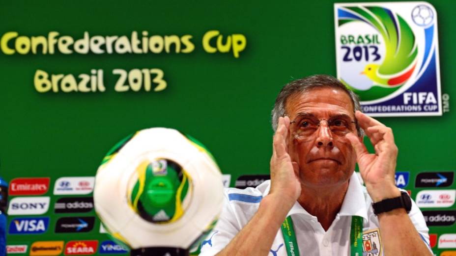 O técnico uruguaio Tabárez em entrevista coletiva no Recife