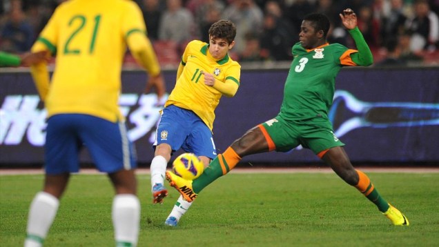 Oscar bate de longe, o chute desvia no zagueiro e a bola encobre o goleiro de Zâmbia: o primeiro gol brasileiro no amistoso desta terça