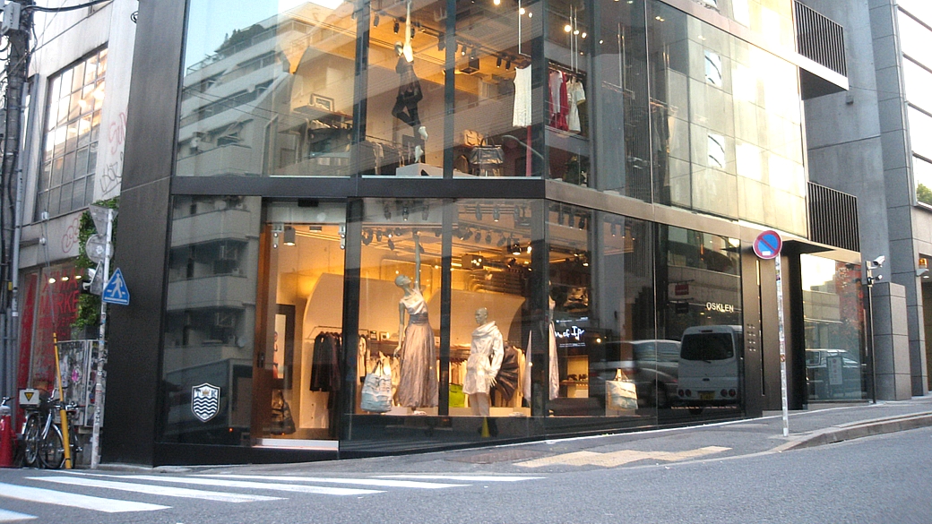 fachada da loja da Osklen, em Tóquio