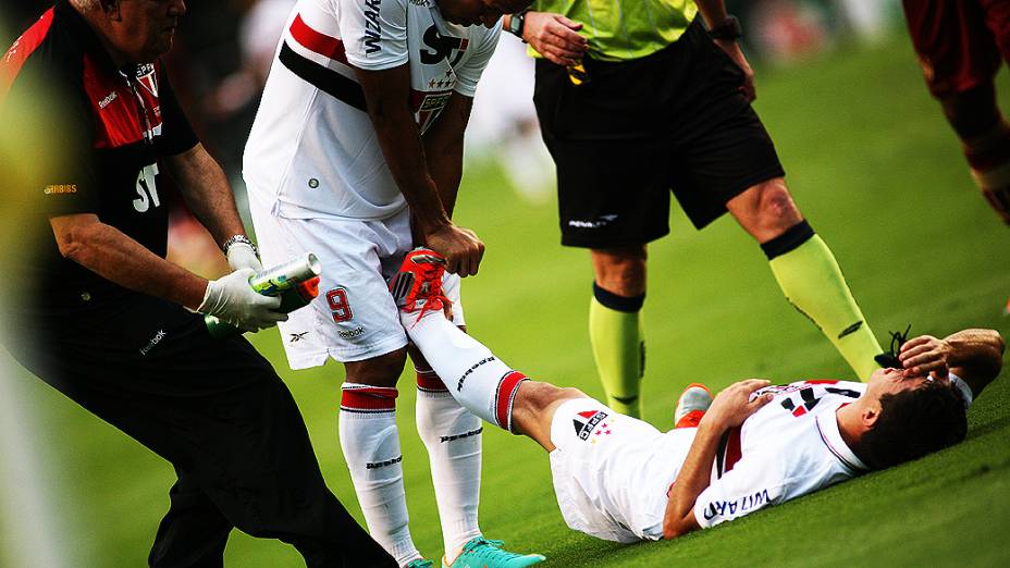 Jogador Osvaldo durante partida entre São Paulo e Fluminense, no estádio do Morumbi