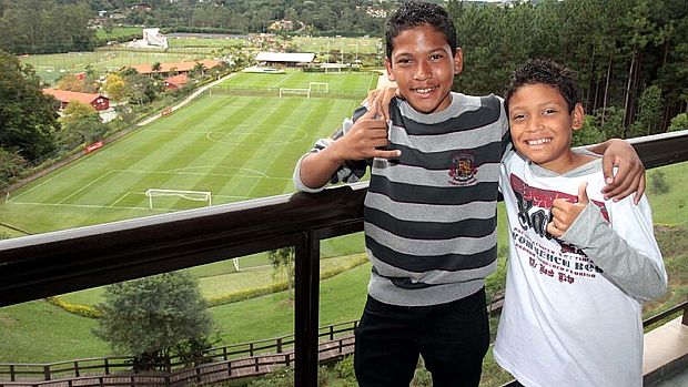 Otávio (à esquerda) e Gabriel (à direita) estão jogando no Paraná