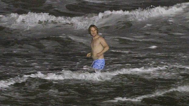 Owen Wilson entra no mar na zona sul do Rio
