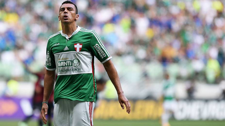 Jogador do Palmeiras durante partida válida pela 38ª rodada do Campeonato Brasileiro 2014