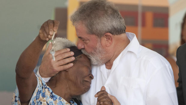 O presidente Lula participa de entrega de casa do projeto "Minha Casa, Minha Vida", nas favelas do Complexo do Alemão e de Manguinhos, no Rio