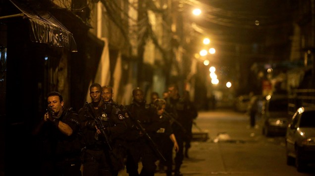 Policiais no Parque da Alegria, durante operação para instalar uma Unidade de Polícia Pacificadora (UPP), no Rio de Janeiro