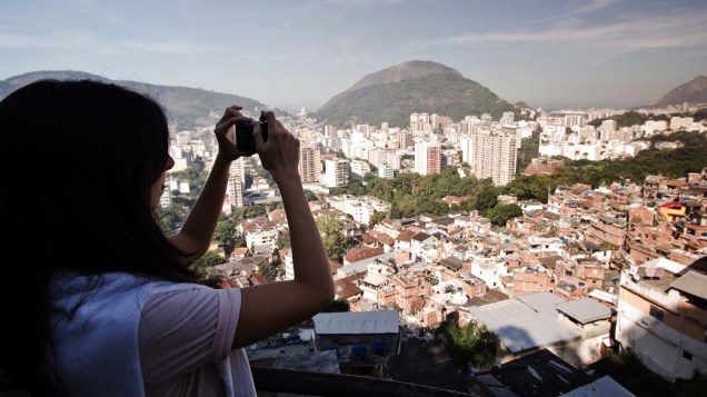 Turista fotografa o Morro Dona Marta, no Rio de Janeiro
