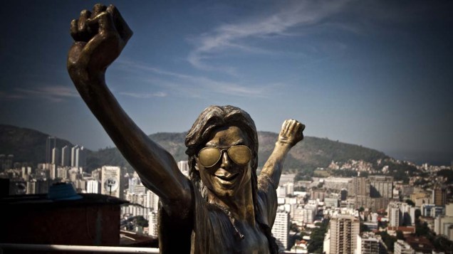 Estátua em homenagem ao cantor Michael Jackson no Morro Dona Marta, no Rio de Janeiro