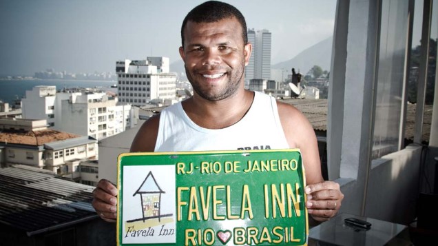 Vitor, dono do albergue <em>Favela Inn</em> no Morro Chapéu Mangueira, no Rio de Janeiro