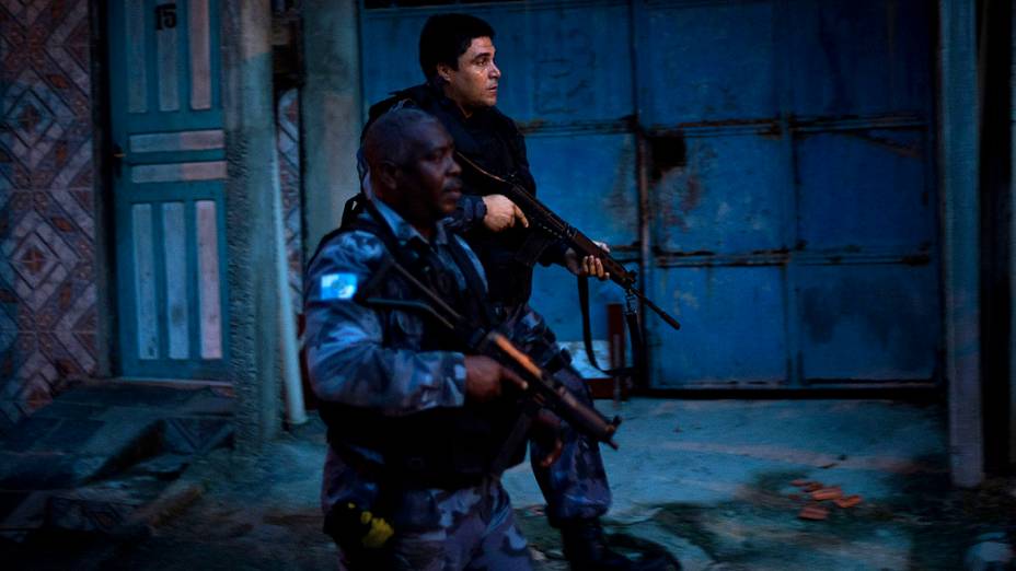 Policiais ocupam o Complexo do Caju durante Operação de Pacificação, no Rio