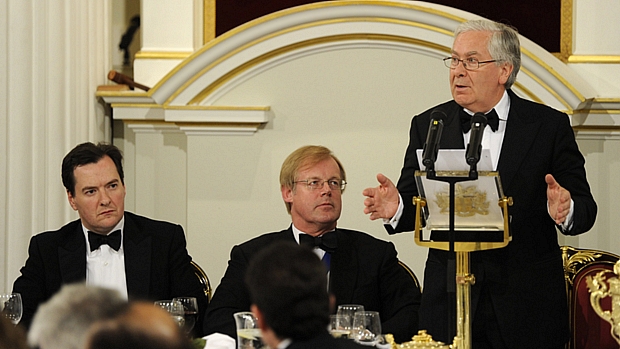 O presidente do Banco da Inglaterra, Mervyn King, apresenta o pacote bancário em discurso em Londres