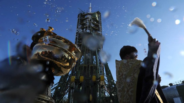 Padre ortodoxo russo abençoa a espaçonave Soyuz TMA-03M antes de lançamento que ocorre amanhã em Baikonur, Cazaquistão