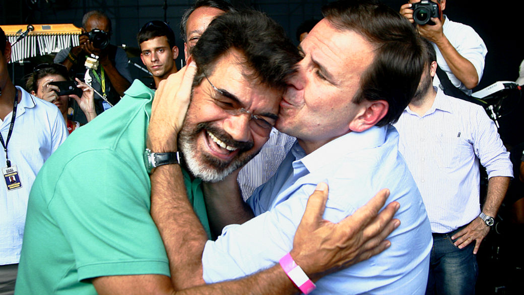 Eduardo Paes beija o cenógrafo Abel Gomes em Copacabana