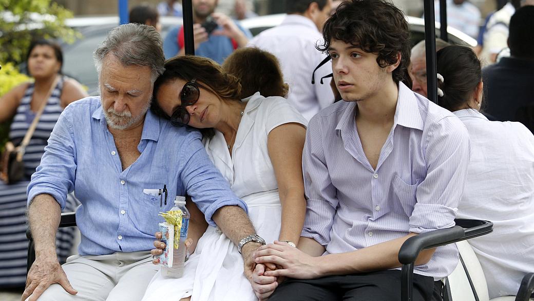 Pai de Maria Cândida, João Cândido Portinari se emociona no velório da filha, ao lado da mulher e do namorado da jovem