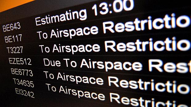 Painel de partidas e chegadas de aeroporto da Escócia mostra atrasos e cancelamentos