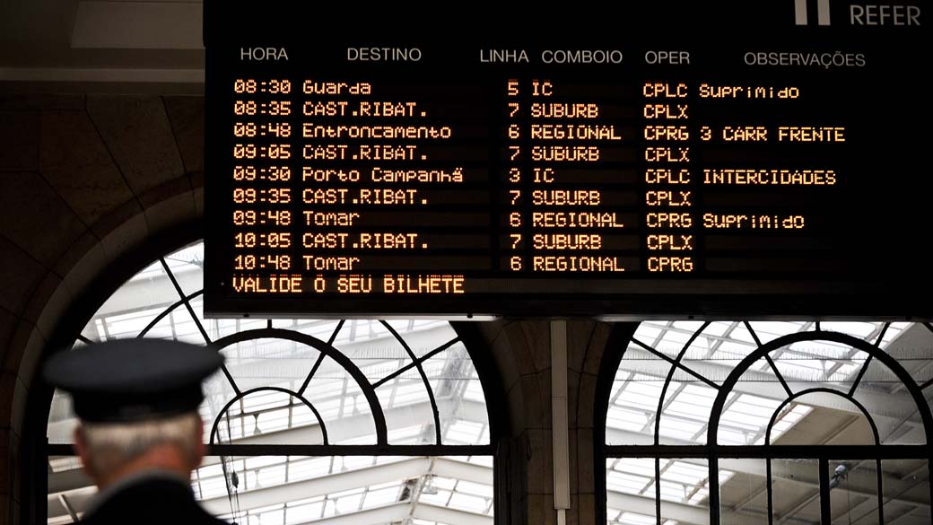 Na estação ferroviária Santa Apolonia, painel anuncia cancelamento de viagens de trens devido à greve em protesto contra o orçamento do governo em Lisboa, Portugal