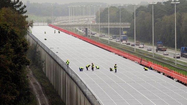 Trabalhadores belgas instalam painéis de iluminação solar em túnel de Brasschaat, Bélgica