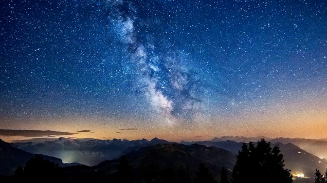 Via Láctea brilha nesta quinta-feira, antes do nascer do sol em Stanserhorn, na Suíça