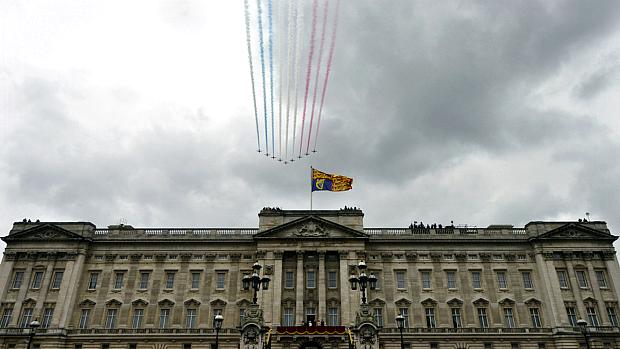 Palácio de Buckingham: família real assiste a exibição aérea