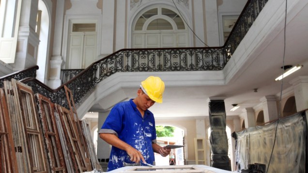 Operários trabalham na reforma do Palácio Guanabara
