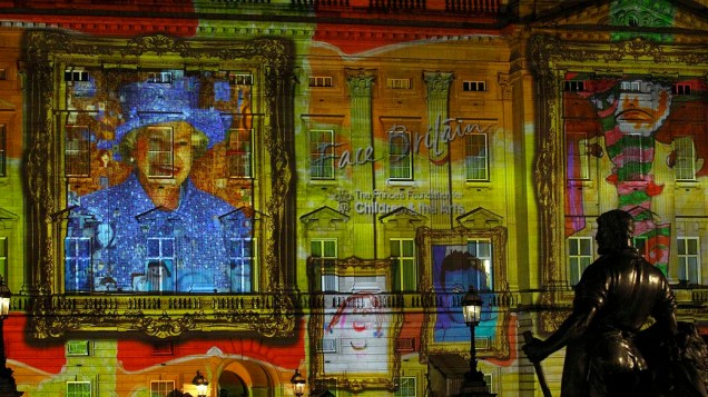 Projeção de imagens da rainha Elizabeth II sobre a fachada do Palácio de Buckingha em Londres, na Inglaterra
