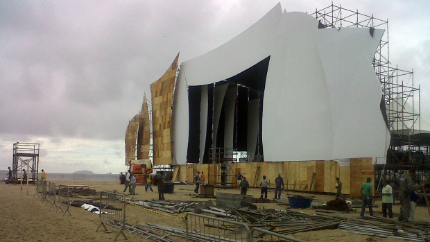 Montagem do palco Sol, o principal da praia de Copacabana, em frente ao Copacabana Palace