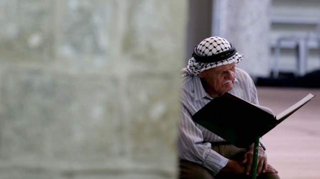 Em Jenin, na Cisjordânia, homem palestino lê o Alcorão no primeiro dia do Ramadã
