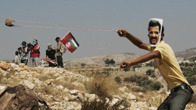 Palestinos protestam contra a construção da barreira separatista imposta por Israel na Cisjordânia