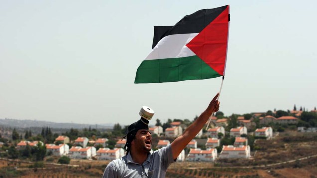 Manifestante protesta, em Nabi Saleh, contra a desapropriação de terras palestinas para a expansão de assentamentos judaico