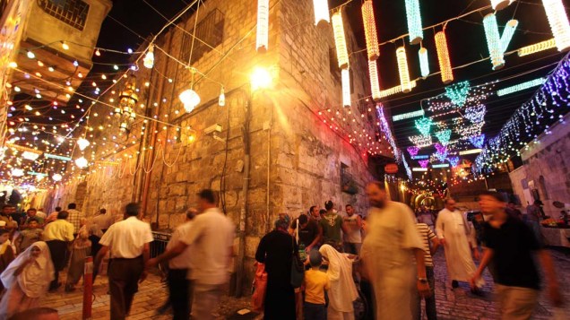 Em Jerusalém, palestinos reúnem-se para participar do primeiro dia do Ramadã na mesquita al-Aqsa