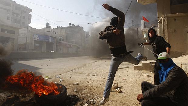 Palestino lança pedra contra autoridades israelenses na Faixa de Gaza