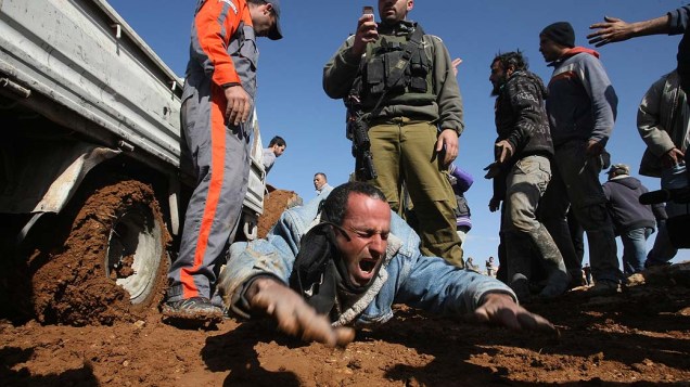 Trabalhador palestino atropelado por trator israelense que tentava impedir a contrução de uma casa no território palestino de Hebron