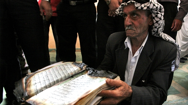 Palestino mostra uma cópia queimada do Corão em mesquita da Cisjordânia