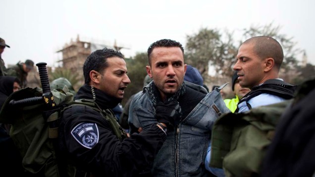 Em Jerusalém, palestino é detido por policiais israelenses na tentativa de entrar na cidade velha para participar da sexta-feira de orações