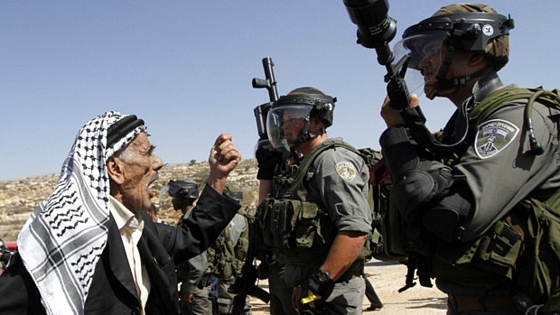 Palestino grita para soldados israelenses na Cisjordânia