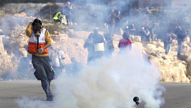 Palestinos e israelenses entram em confronto na Cisjordânia
