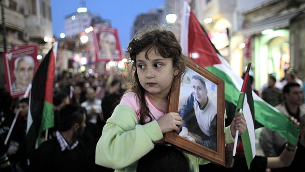 Palestinos protestam contra prisão de seus familiares por Israel